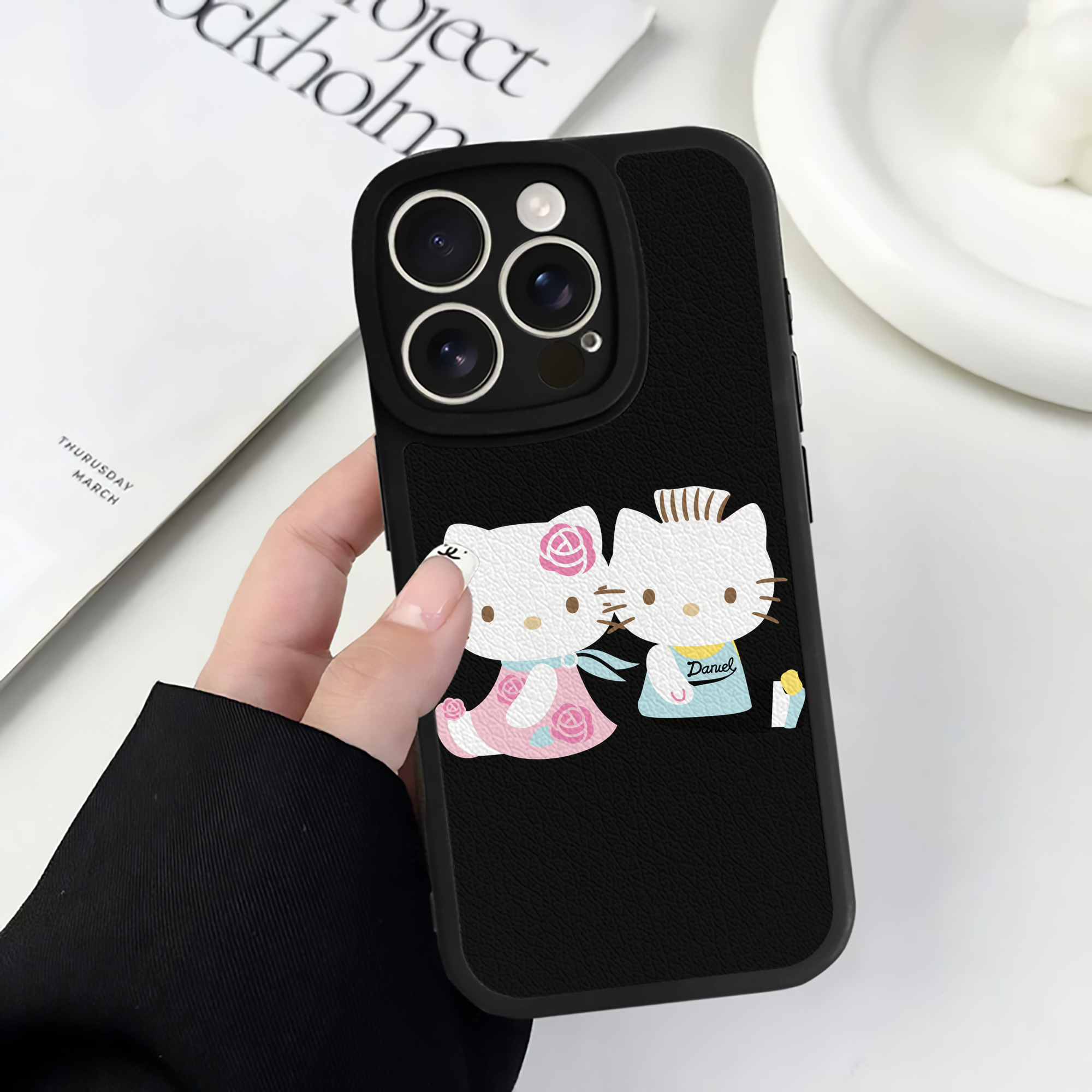 （画像用） Hello Kitty ハローキティ 【iPhone 16シリーズ対応】シリコンスマホケース（レザー調） 材質：シリコン